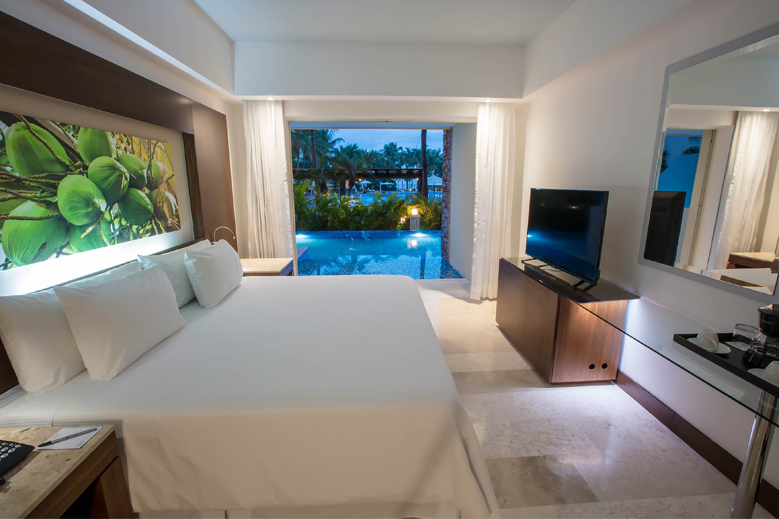 Altitude Club Junior Suite Swim Out